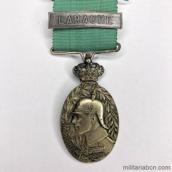Medalla Militar de Marruecos. Versión plata. Con pasador Larache. Corona articulada. Reverso con un solo escudo, el nacional.