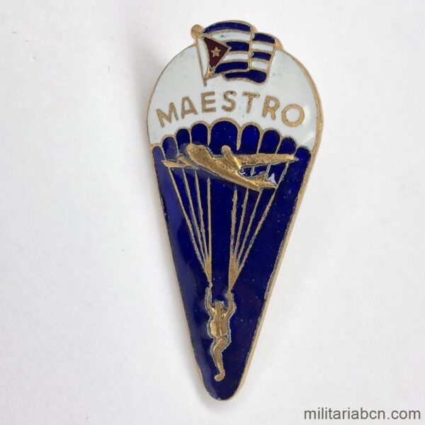 República de Cuba. Insignia o título paracaidista. Maestro. Latón esmaltado. Usadas por la Brigada de Desembarco Aéreo (BDA). Fabricadas en la URSS anteriormente a 1990.