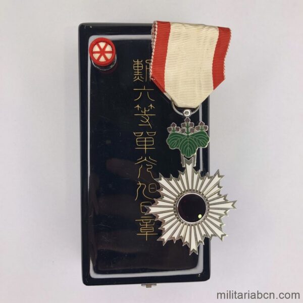 Japón. Orden del Sol Naciente de 6ª Clase con caja de origen y pin. Medalla japonesa de la Segunda Guerra Mundial