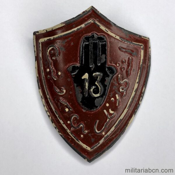 Placa o insignia de pecho de la 13 División, Mano Negra, del Ejército Nacional de la Guerra Civil. Perteneciente al Cuerpo de Ejército Marroquí (o de Marruecos) Insignia de la Guerra Civil Española